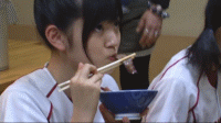 日本萌妹子吃得满足表情